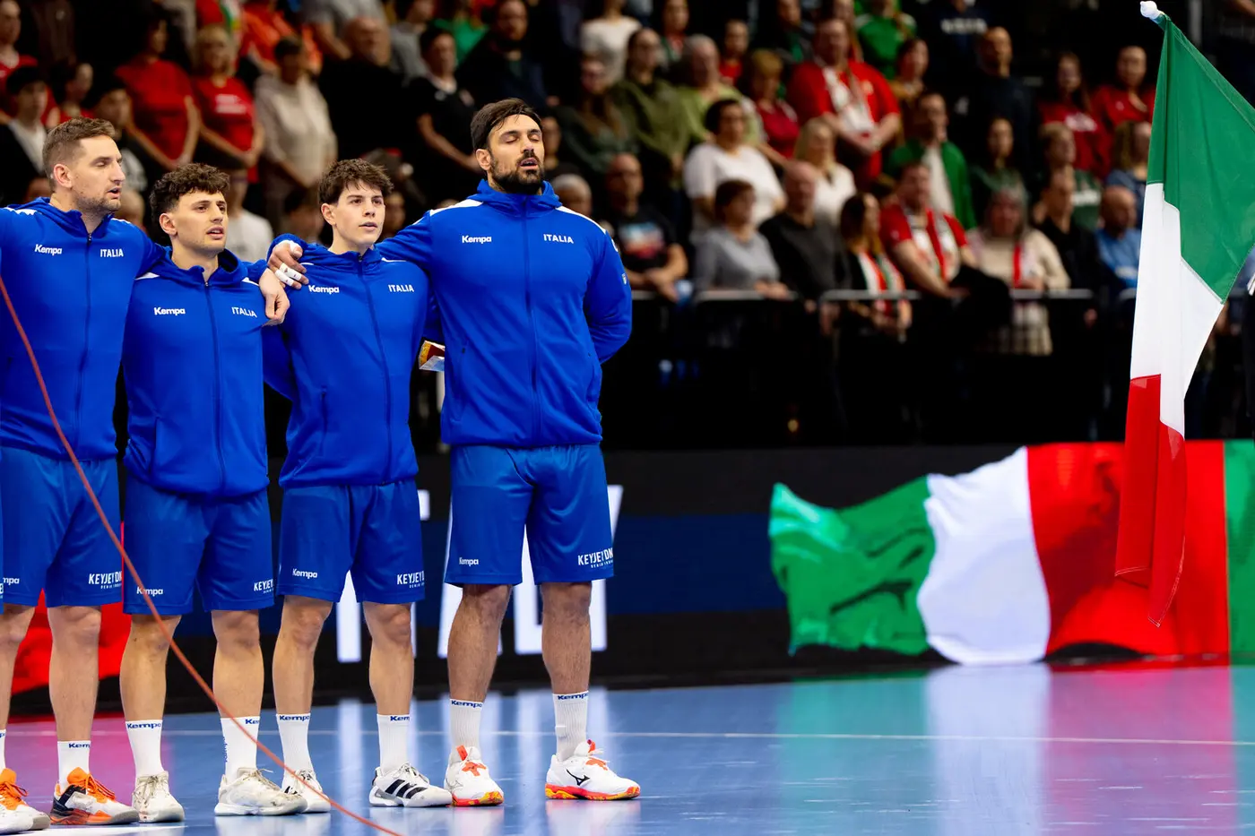 La Nazionale italiana durante l’inno