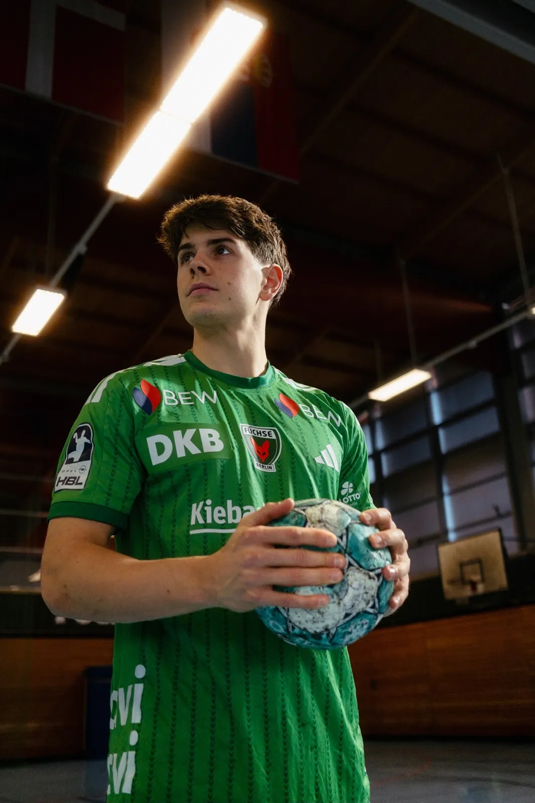Leo Prantner con la maglia dei Füchse Berlin e il pallone in mano